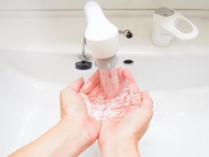 何度以上のぬるま湯でメガネを洗うとコーティングがはがれる？